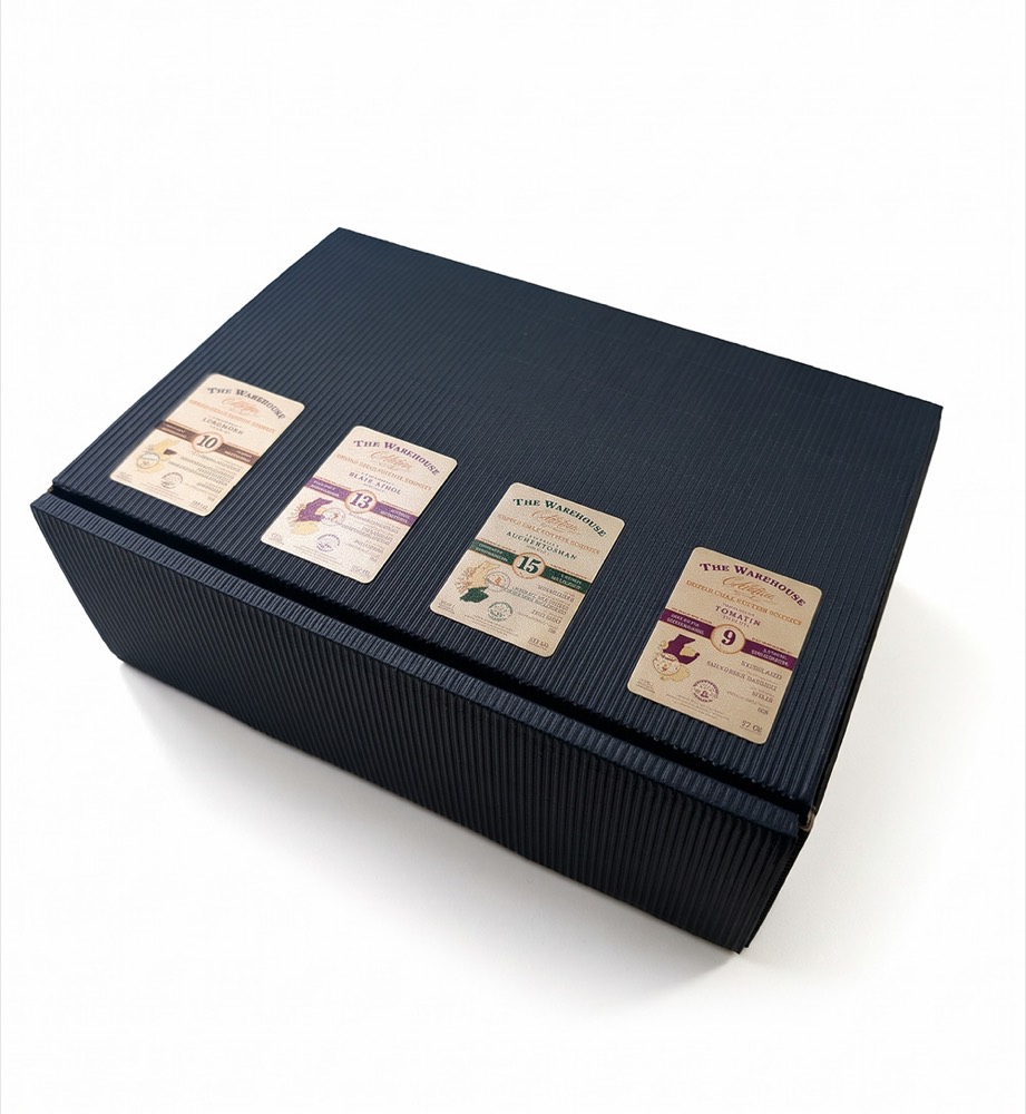 Geschlossene dunkelblaue Geschenkbox mit den Etiketten der Abfüllungen auf dem Deckel